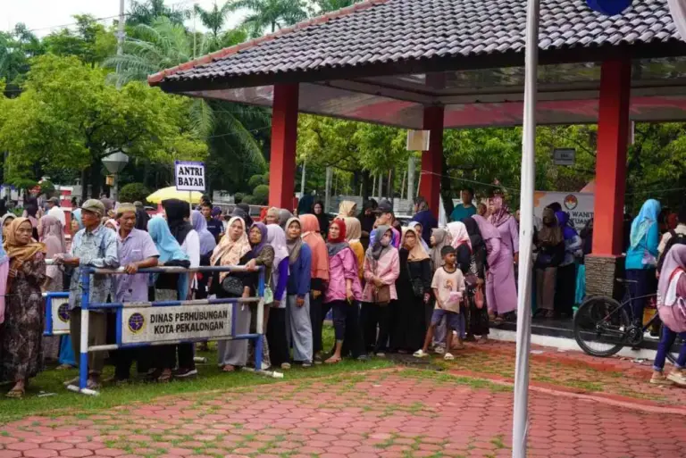 Antrean Mengular di Pekalongan Beras Premium Rp41 Ribu Jadi Rebutan