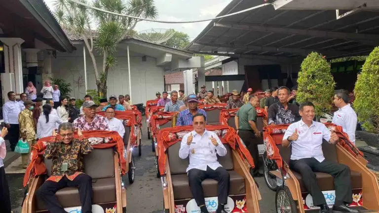 Bantuan Pribadi Presiden Prabowo 60 Becak Listrik Modern Sasar Tukang Becak Sepuh di Pati