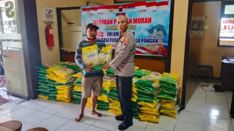 Beras Murah SPHP Polres Kudus Atasi Kenaikan Harga