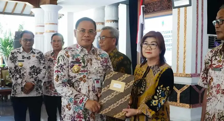 Bupati Sudewo Serahkan SK Pensiun 120 ASN Pati Periode Awal 2026