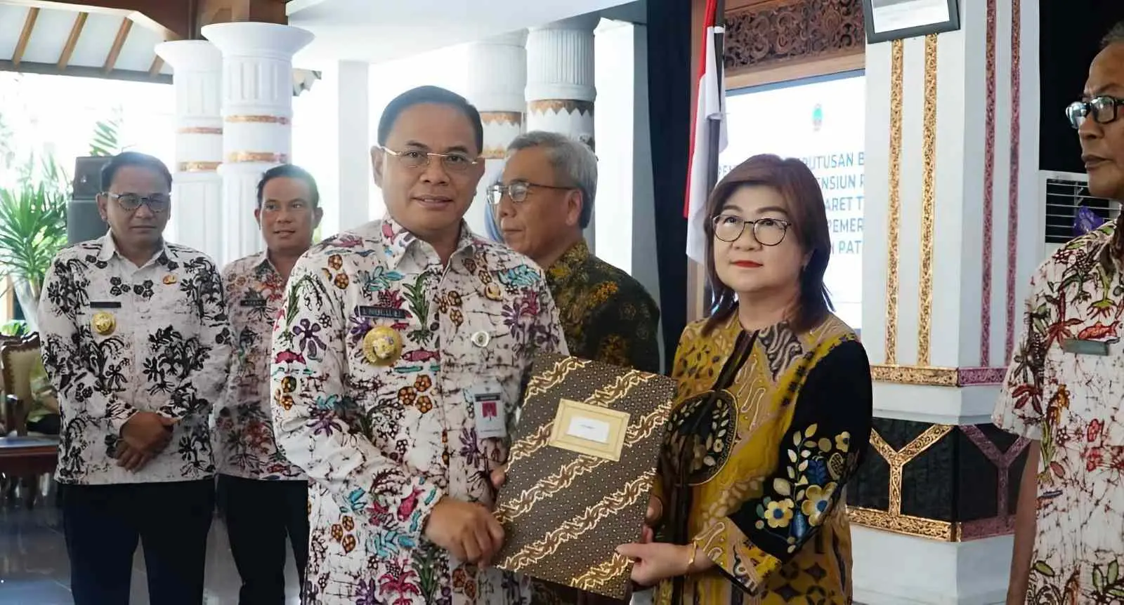 Bupati Sudewo Serahkan SK Pensiun 120 ASN Pati Periode Awal 2026