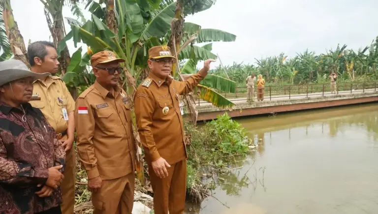 Bupati Sudewo Tinjau Hulu Sungai dan Jembatan Kritis, Target Tuntas Awal 2026
