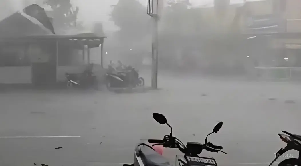 Diterjang Puting Beliung dan Hujan Deras, Bangunan di Bojonegoro Barat Porak poranda