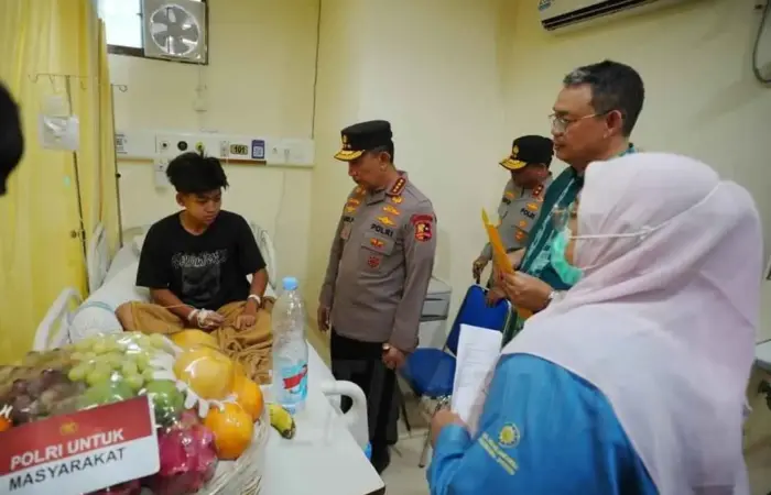 Kapolri Listyo Sigit Kunjungi Korban Ledakan SMAN 72, Prioritaskan Trauma Healing