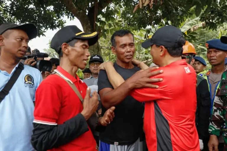 Kisah Sariman, Buruh Rantau yang Pulang Menanti Jasad Istri dan Anak di Longsor Cilacap