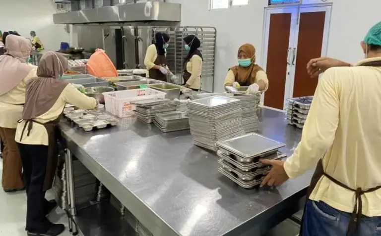 Lestarikan Kuliner Nusantara, Aksi SPPG Polres Kudus Masak Rawon Untuk MBG