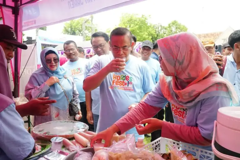 Percepat Ekonomi Rakyat, Bupati Sudewo Luncurkan Kopdes Festival dan Bagikan Susu untuk Anak anak