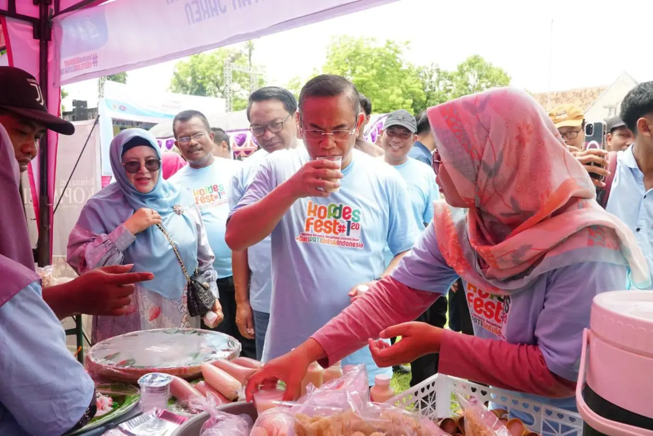 Percepat Ekonomi Rakyat, Bupati Sudewo Luncurkan Kopdes Festival dan Bagikan Susu untuk Anak anak