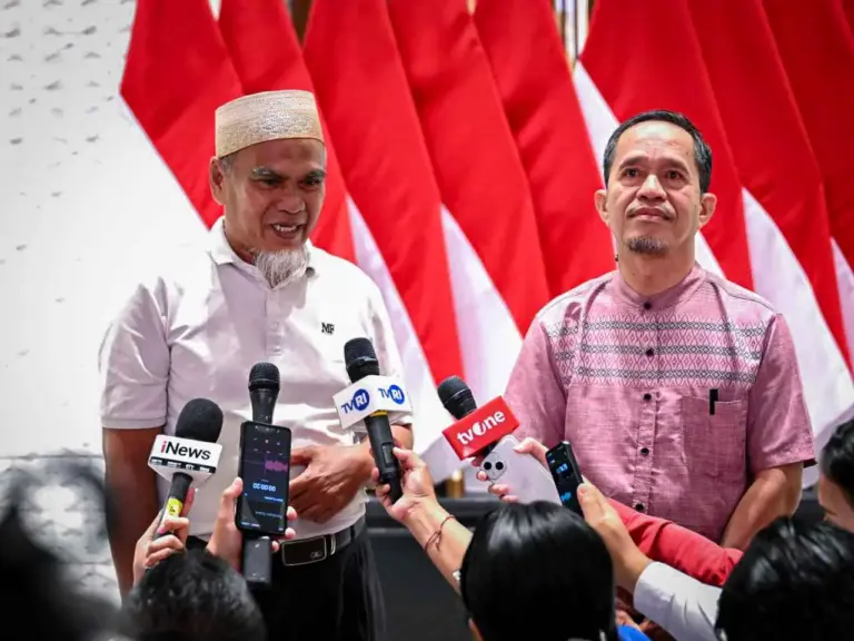 Perjuangan Terbayar Dua Guru Luwu Utara Terima Rehabilitasi Langsung dari Presiden Prabowo