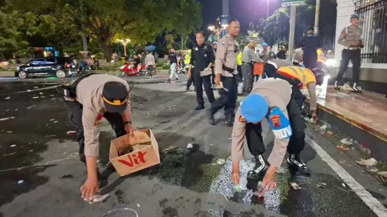 Polri dan Warga Gotong Royong Bersihkan Area Aksi Damai Pasca Sidang Paripurna DPRD Pati
