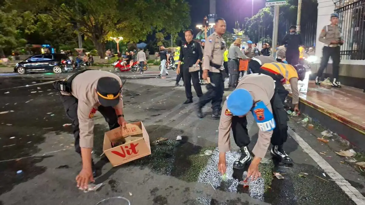 Polri dan Warga Gotong Royong Bersihkan Area Aksi Damai Pasca Sidang Paripurna DPRD Pati