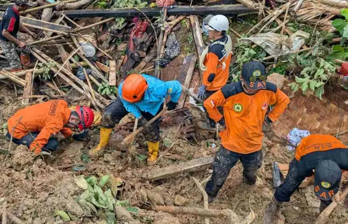 Tragedi Cibeunying: 11 Korban Longsor Ditemukan, Tim SAR Hadapi Labilnya Medan dan Cuaca Ekstrem