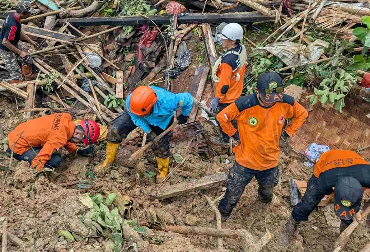 Tragedi Cibeunying 11 Korban Longsor Ditemukan, Tim SAR Hadapi Labilnya Medan dan Cuaca Ekstrem