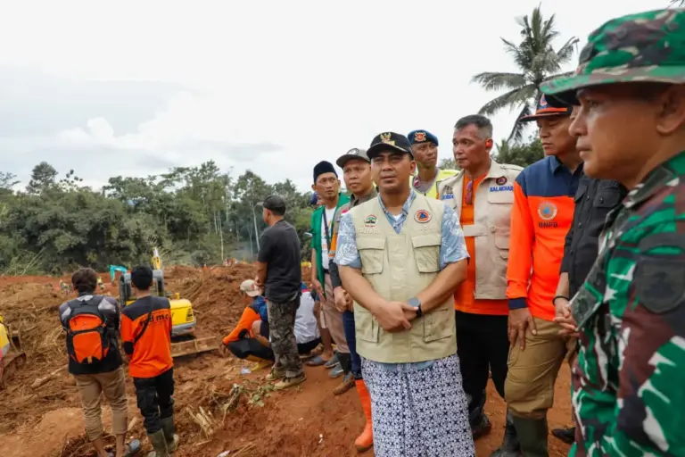 Wagub Taj Yasin Peringatkan Warga Cilacap Agar Tak Tonton Evakuasi dari Atas Tebing Longsor