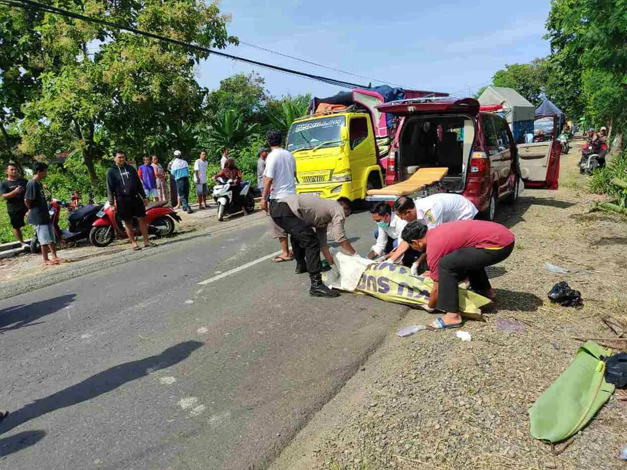 Wanita Bersepeda Tewas Terlindas Truk Box Di Jakenan