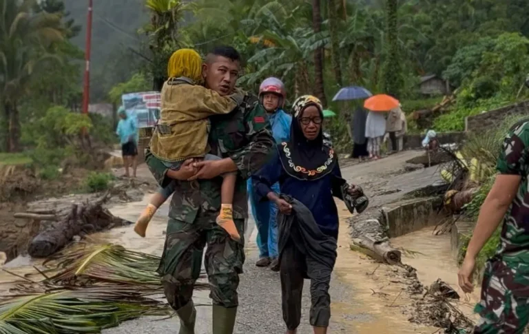 Serma Helmizon Evakuasi Ibu dan Anak yang Terjebak Banjir di Pauh, Padang
