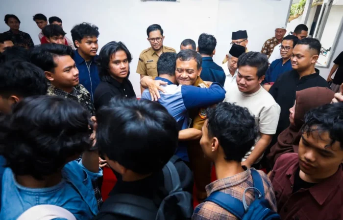 Gubernur Luthfi Kuatkan Mahasiswa Terdampak Banjir, Jamin Kelanjutan Studi