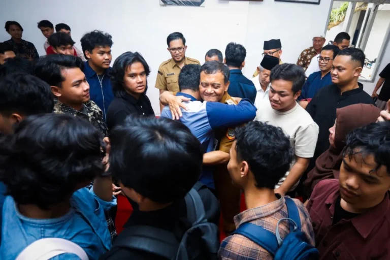 Gubernur Luthfi Peluk Mahasiswa Terdampak Banjir, Jamin Masa Depan