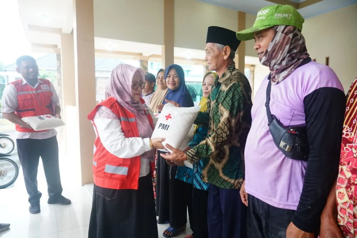 Ilustrasi berita: PMI Pati Salurkan Bantuan Logistik bagi 56 Korban Puting Beliung - Sawila.id