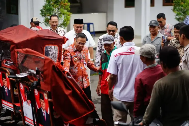Ilustrasi berita: Sudewo Serahkan 40 Becak Listrik dari Presiden: Khusus Tukang Becak Asli! - Sawila.id