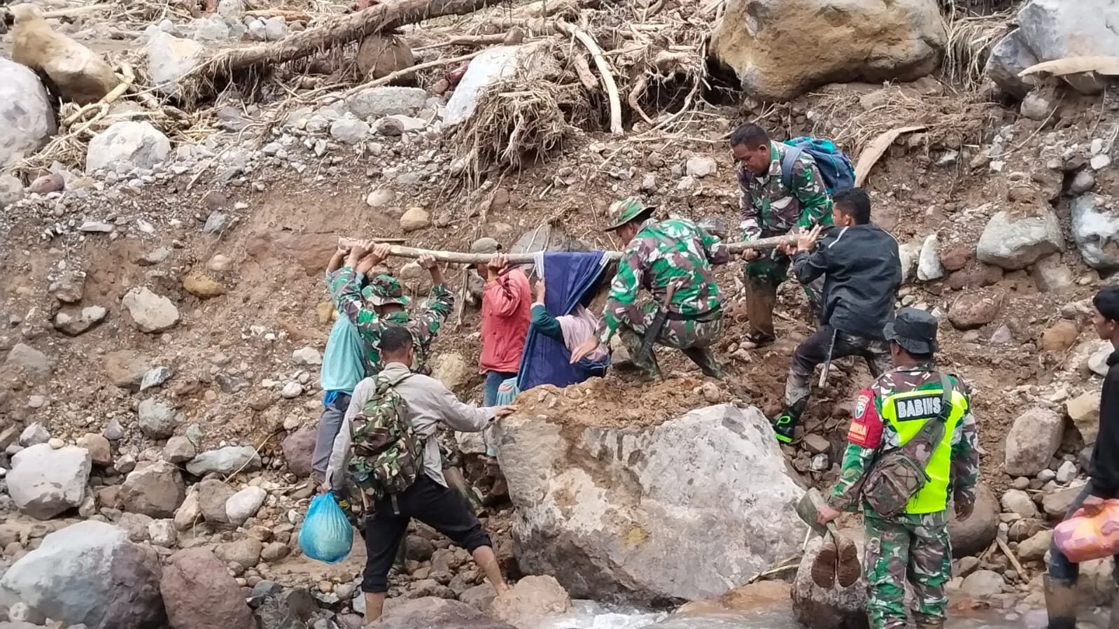 Evakuasi Pasangan Lansia, Satgas Penanggulangan Bencana Alam Terobos Wilayah Terisolir