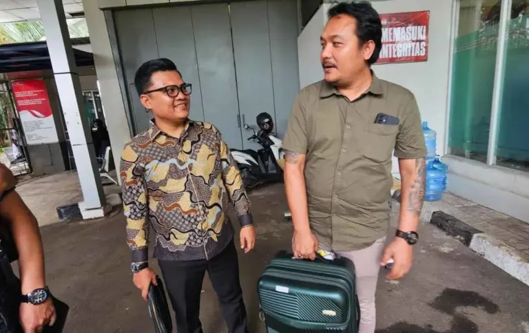 Anang Afiyana Keluar dari KPK Bawa Koper, Bungkam Saat Ditanya Media