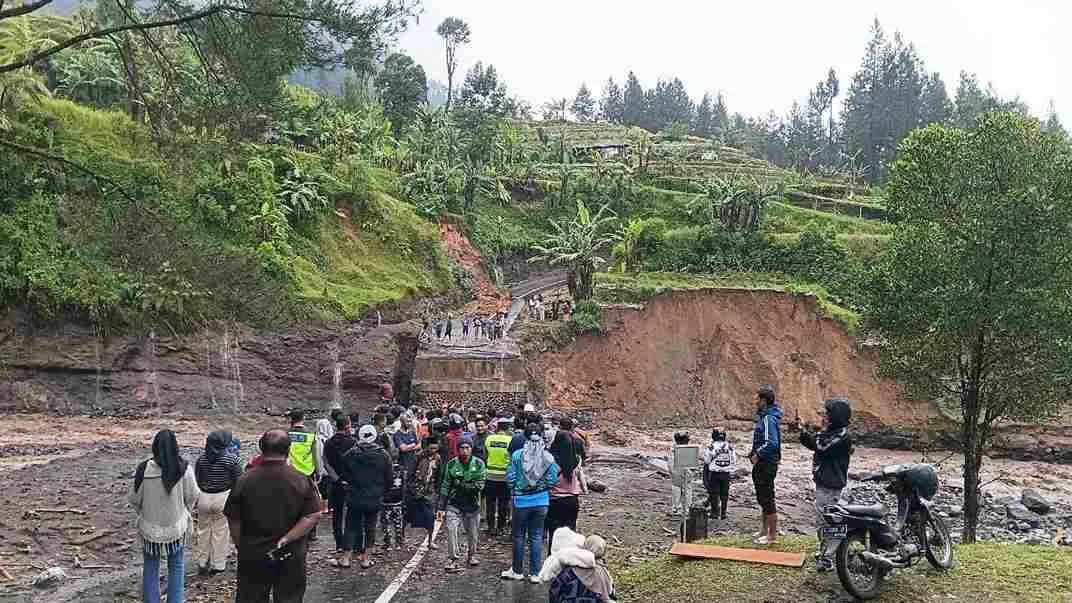 Jembatan Kali Bambangan Putus Akibat Banjir Bandang Gunung Slamet