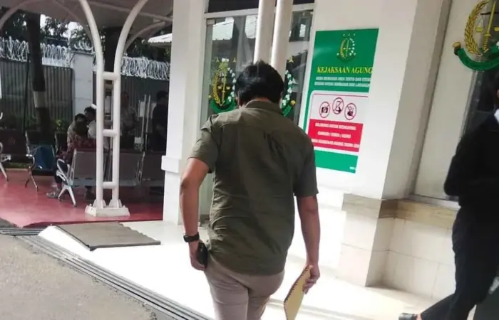 Lapor Oknum DPRD Pati, Anang Afiyana Datangi Kejagung Bawa Dokumen