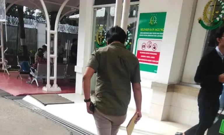 Lapor Oknum DPRD Pati, Anang Afiyana Datangi Kejagung Bawa Dokumen