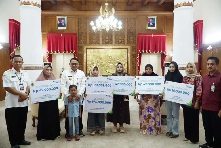 Peduli Pekerja, Plt Bupati Pati Chandra Serahkan Klaim BPJS Ketenagakerjaan