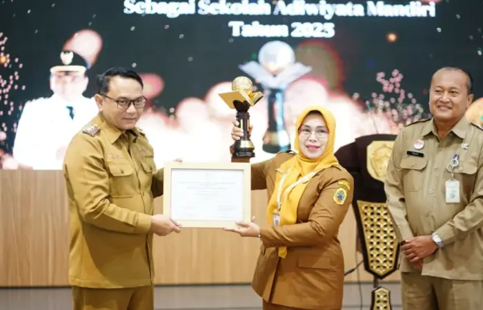 Plt Bupati Pati Beri Penghargaan Adiwiyata 2025: Sekolah Jadi Benteng