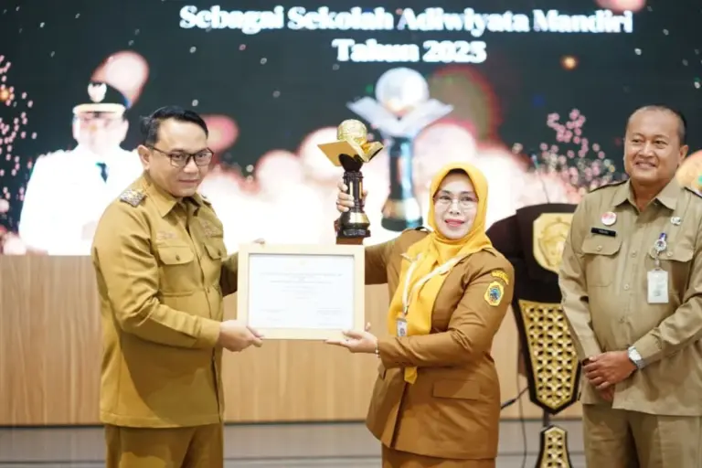 Plt Bupati Pati Beri Penghargaan Adiwiyata 2025: Sekolah Jadi Benteng