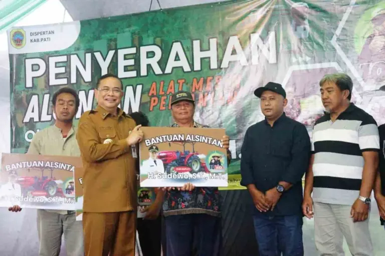 Target Panen 10 Ton Bisa! Sudewo Salurkan 29 Alsintan di Pati