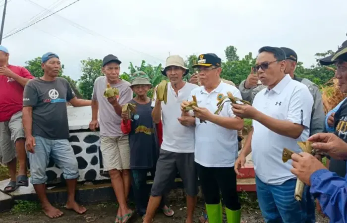 Viral! Gaya Sederhana Sudewo-Chandra Makan Londor Bareng Warga