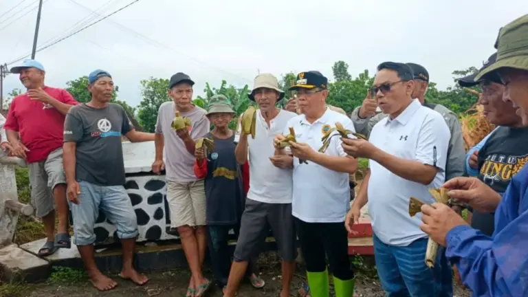 Viral! Gaya Sederhana Sudewo-Chandra Makan Londor Bareng Warga
