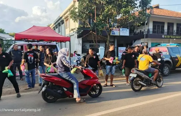 ​Yakuza Farm Gandeng Polsek Bagikan 1.000 Takjil di Gembong