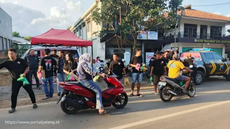 Yakuza Farm Berbagi Takjil di Gembong