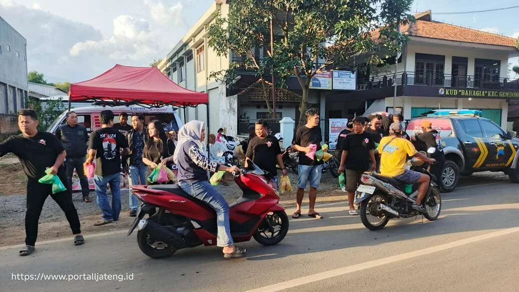 Yakuza Farm Berbagi Takjil di Gembong