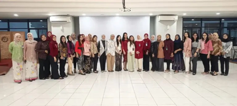 Pekerja BRI Branch Office Kramat Gunakan Pakaian Nasional Terbaik