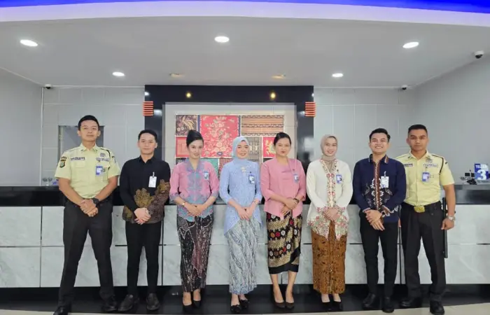 Peringati Hari Kartini, Frontliner BRI Branch Office Rawamangun Tampil Anggun Berkebaya