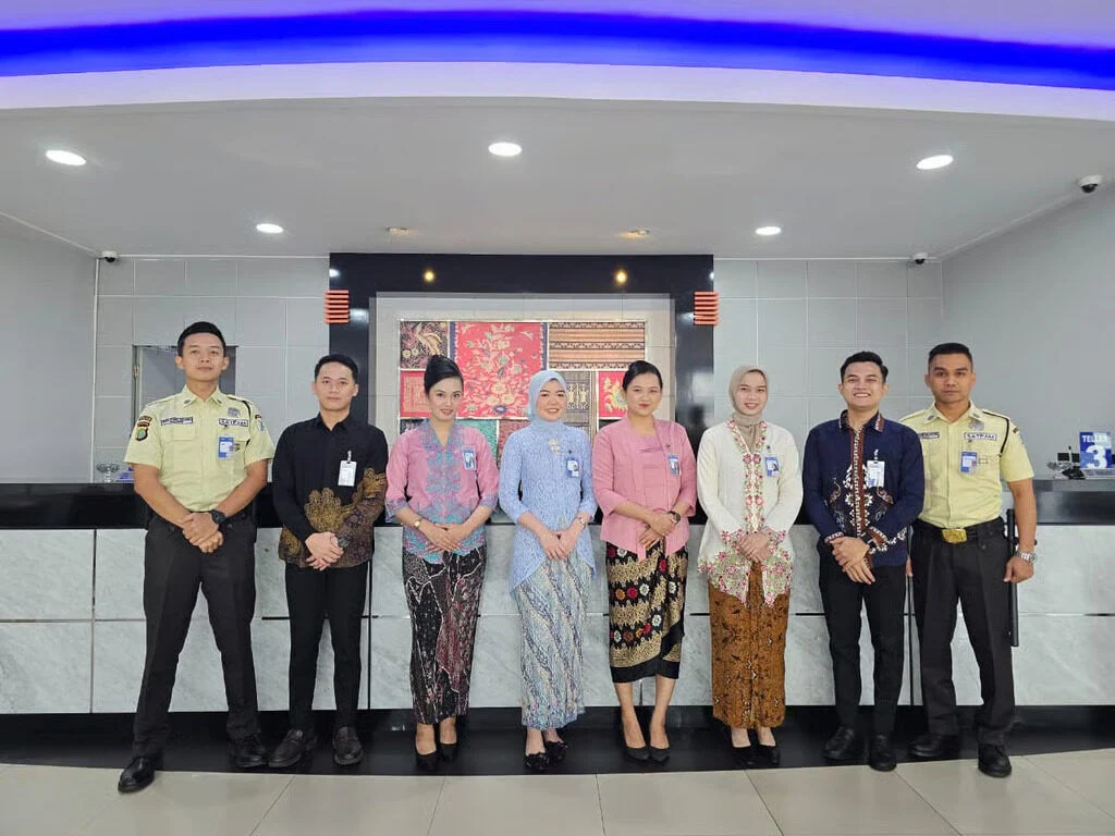 Peringati Hari Kartini, Frontliner BRI Branch Office Rawamangun Tampil Anggun Berkebaya (1)