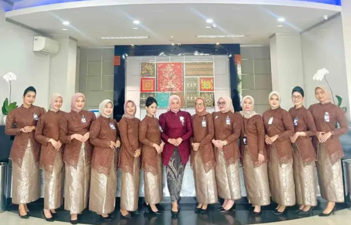 Peringati Hari Kartini, Pekerja BRI Branch Office Kalimalang Tampil Anggun dengan Busana Nasional