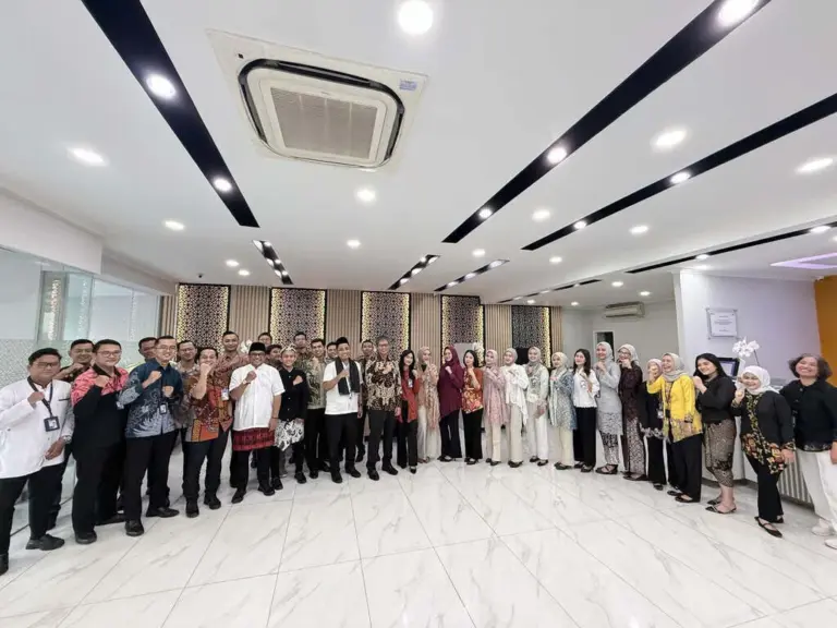 Peringati Hari Kartini, Pekerja BRI Branch Office Tanjung Priok Angkat Wastra Nusantara Lewat Pakaian Nasional (3)
