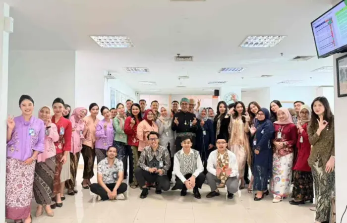 Peringati Hari Kartini, Pekerja Pria dan Wanita BRI Branch Office Segitiga Senen Kompak Kenakan Pakaian Nasional