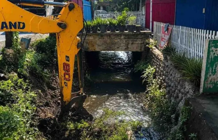 Cegah Genangan, DPUTR Pati Bersihkan Sedimen di Pasar Porda