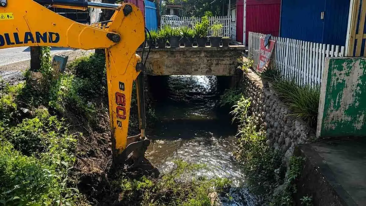 Cegah Genangan, DPUTR Pati Bersihkan Sedimen di Pasar Porda