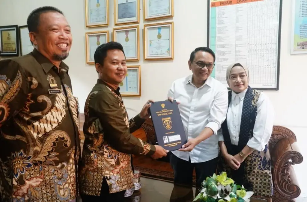 Ambil Rapor Anak di SMPN 3 Pati, Plt Bupati Chandra Gaungkan Gerakan GEMAR