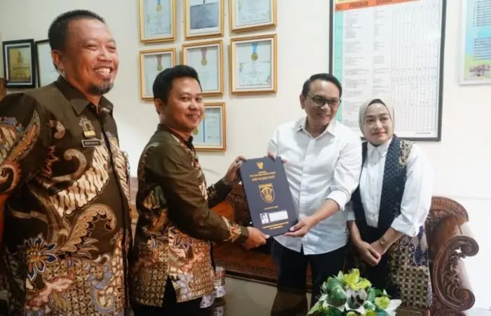Ambil Rapor Anak di SMPN 3 Pati, Plt Bupati Chandra Gaungkan Gerakan GEMAR