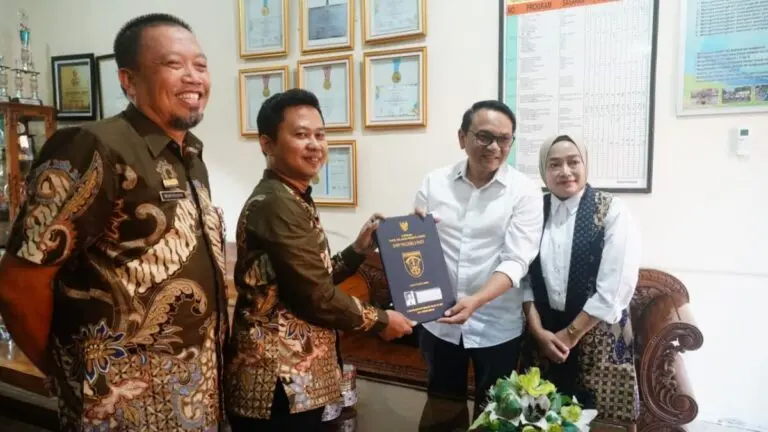 Ambil Rapor Anak di SMPN 3 Pati, Plt Bupati Chandra Gaungkan Gerakan GEMAR