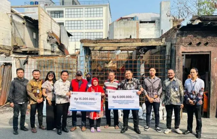 BRI Branch Office Otista dan BRINS Serahkan Simbolis Klaim Asuransi kepada Nasabah Terdampak Kebakaran